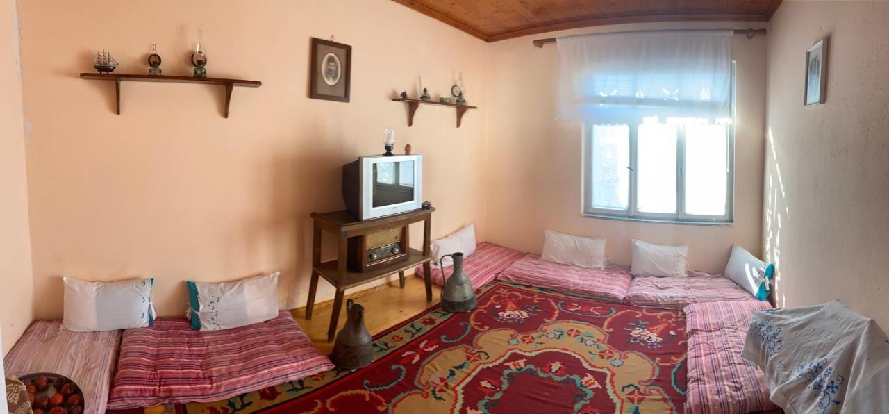 Vila Llulla Krujë Екстериор снимка