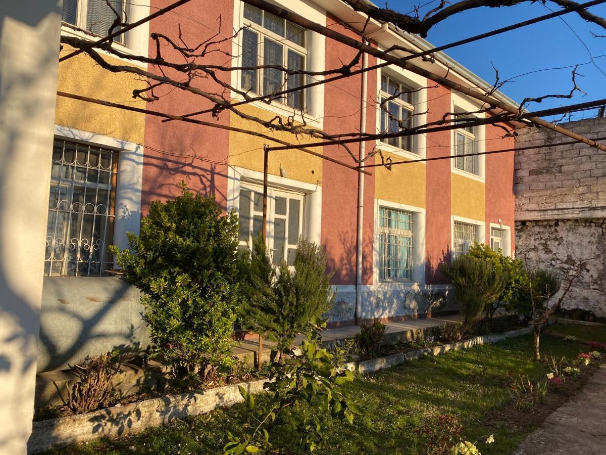 Vila Llulla Krujë Екстериор снимка