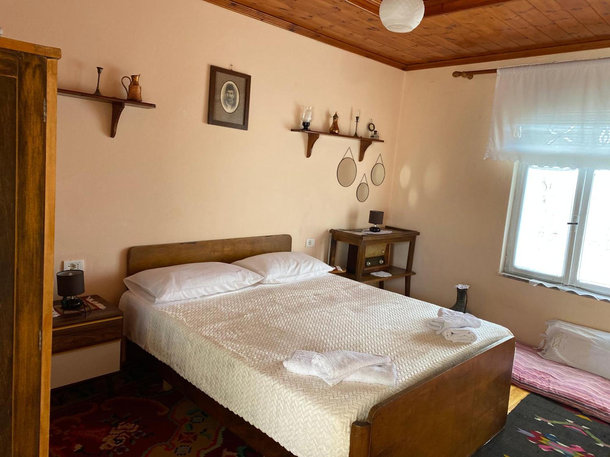 Vila Llulla Krujë Екстериор снимка