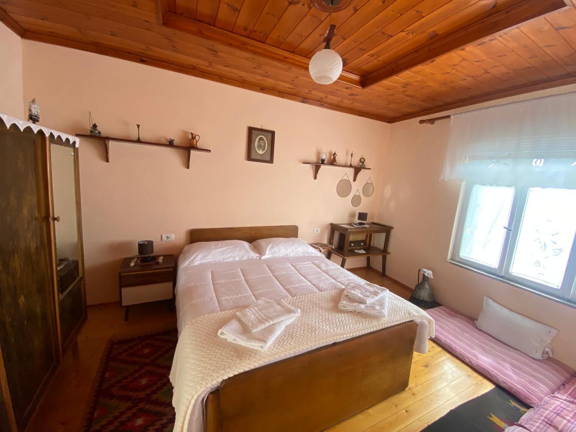 Vila Llulla Krujë Екстериор снимка